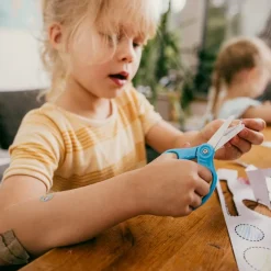 Fiskars Cut & Learn barnsax med bok, höger, från 6 år