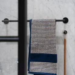 Smedbo DOT självhäftande handdukshängare vägg 62 cm