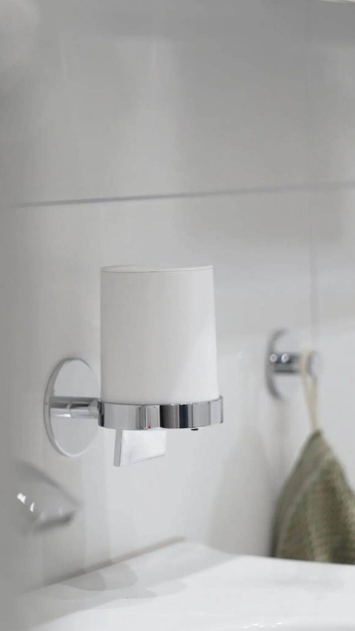 Smedbo DOT självhäftande tvåldispenser, vägghängd tvålpump